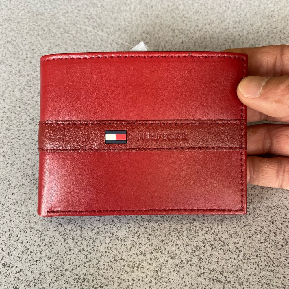 Tommy Hilfiger men’s wallet ( new with out tag )